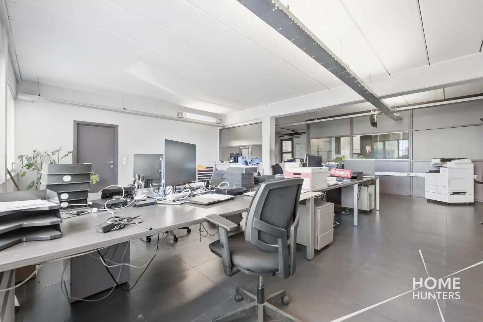 UITZONDERLIJK BEDRIJFSGEBOUW MET 2.268 M² LOODSRUIMTE EN 528 M² KANTOREN IN IEPER foto 5