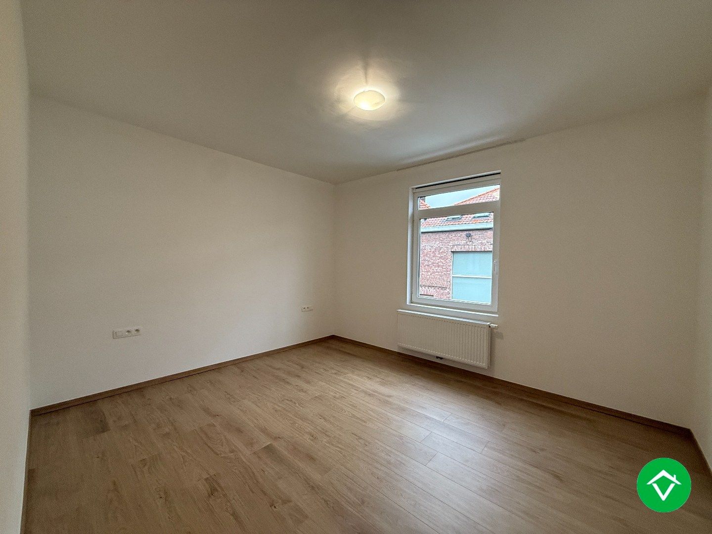 Volledig gerenoveerde rijwoning met 3 slaapkamers en terrastuin in centrum Roeselare foto 10