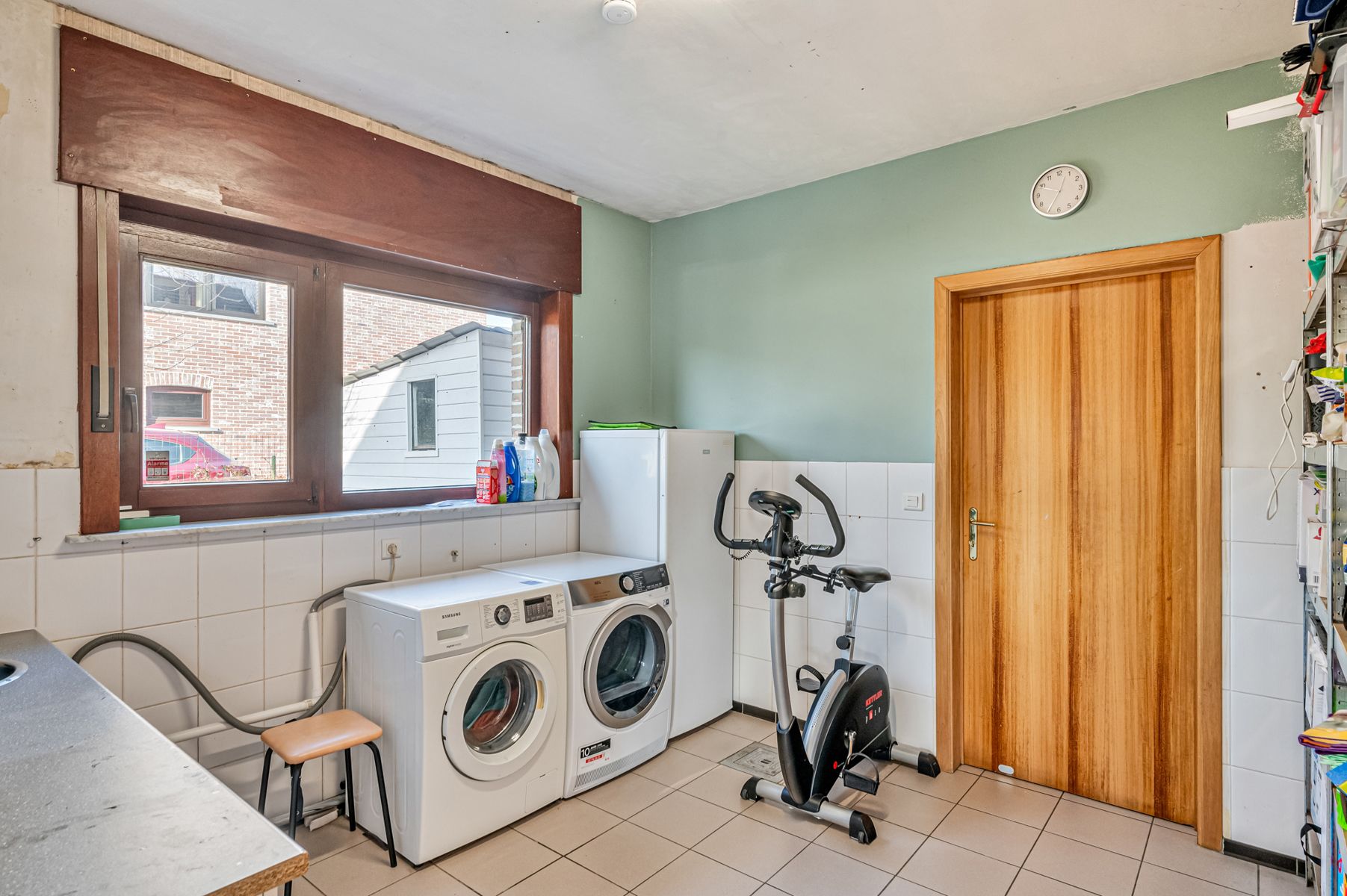 Ruime open bebouwing met zonnepanelen in residentiële wijk foto 16