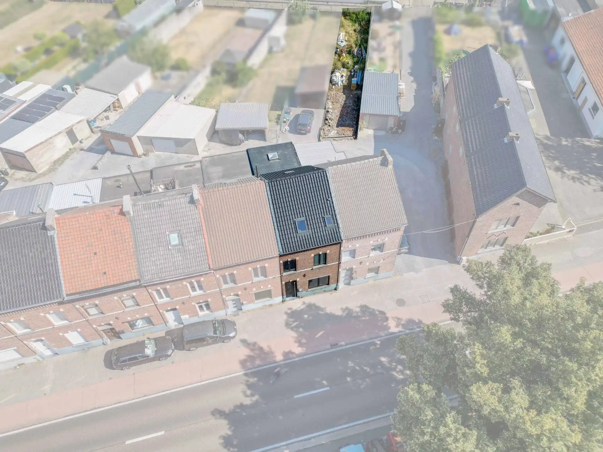 Ruime, volledig gerenoveerde woning aan de stadsrand foto 2