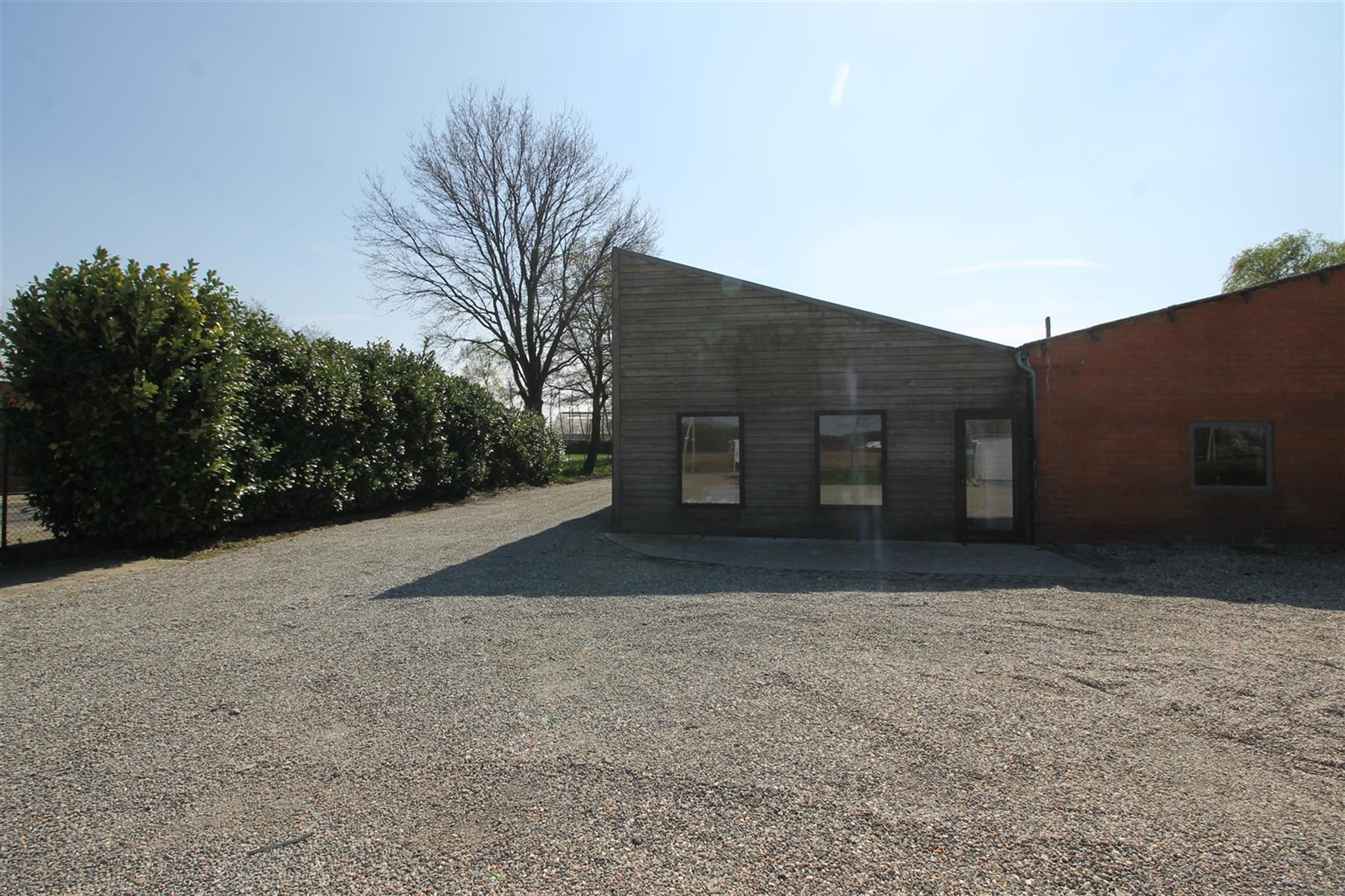 Een werkhuis-opslag-toonzaalruimte links vooraan van 175 m². foto 4