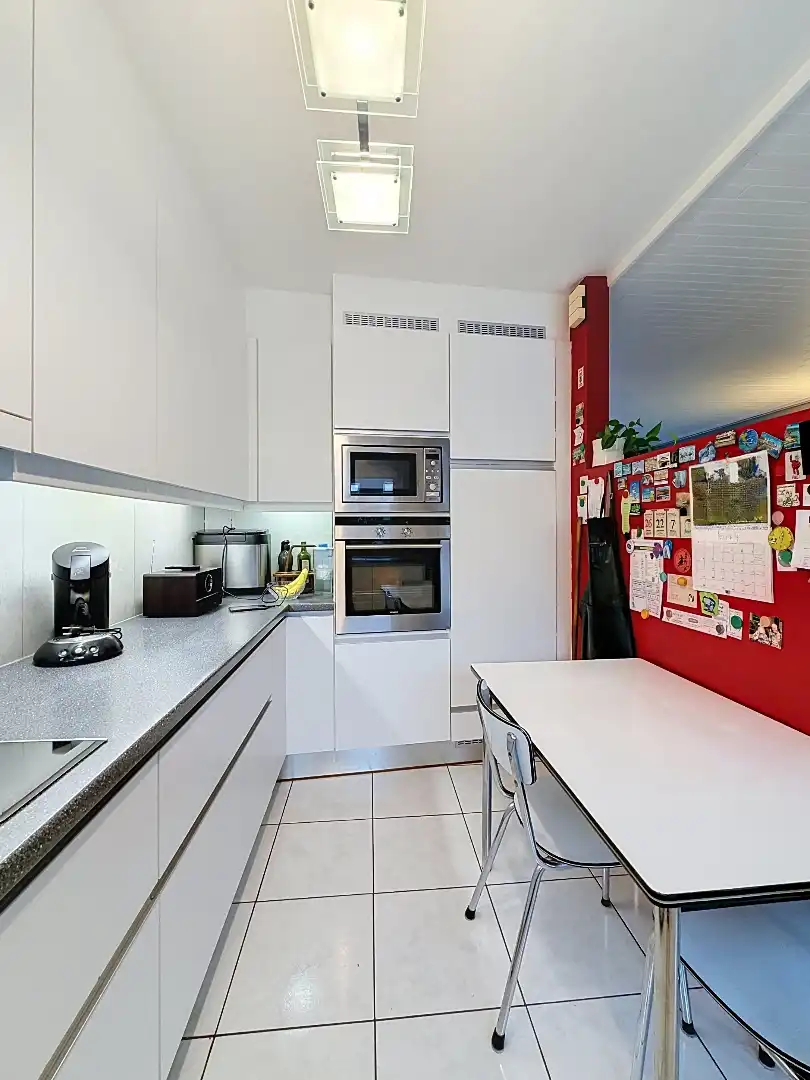 Instapklare bel-etage met drie slaapkamers, garage en zonnige buitenruimtes. foto 12