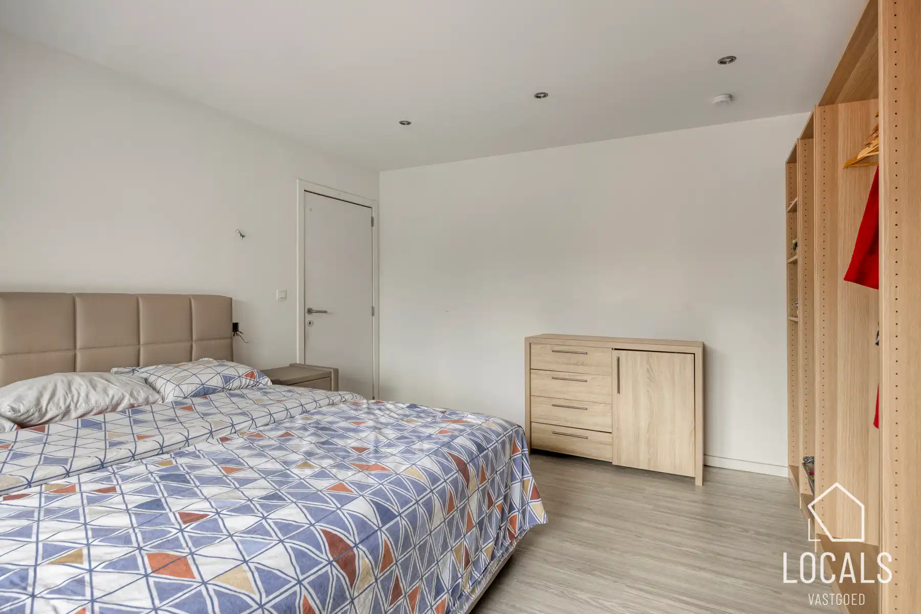 Instapklare woning met 5 slaapk., 3 badkamers en tuin foto 15