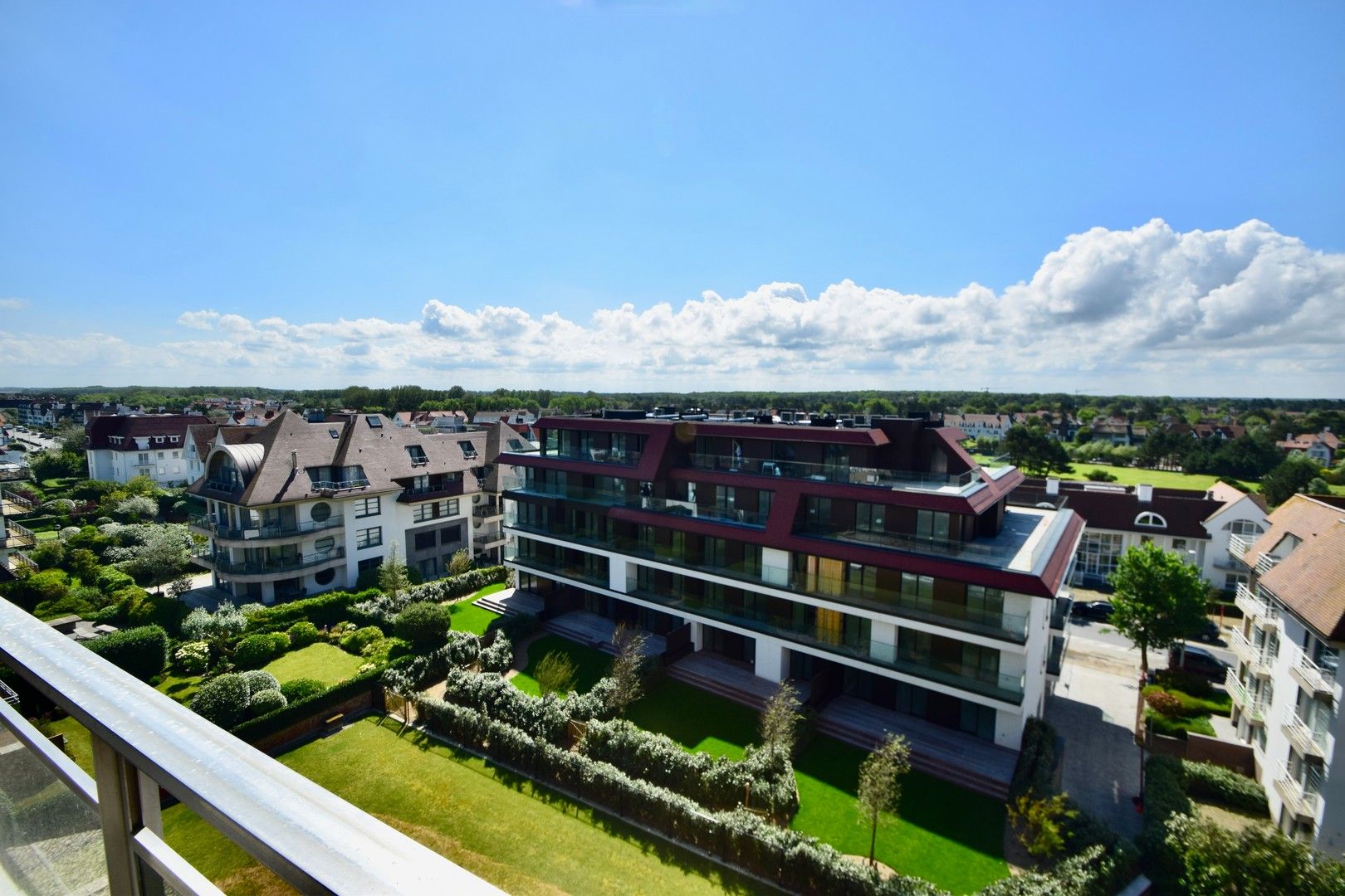 Prachtig gerenoveerd appartement in hartje Zoute, nabij de winkels en de zeedijk. foto {{pictureIndex}}