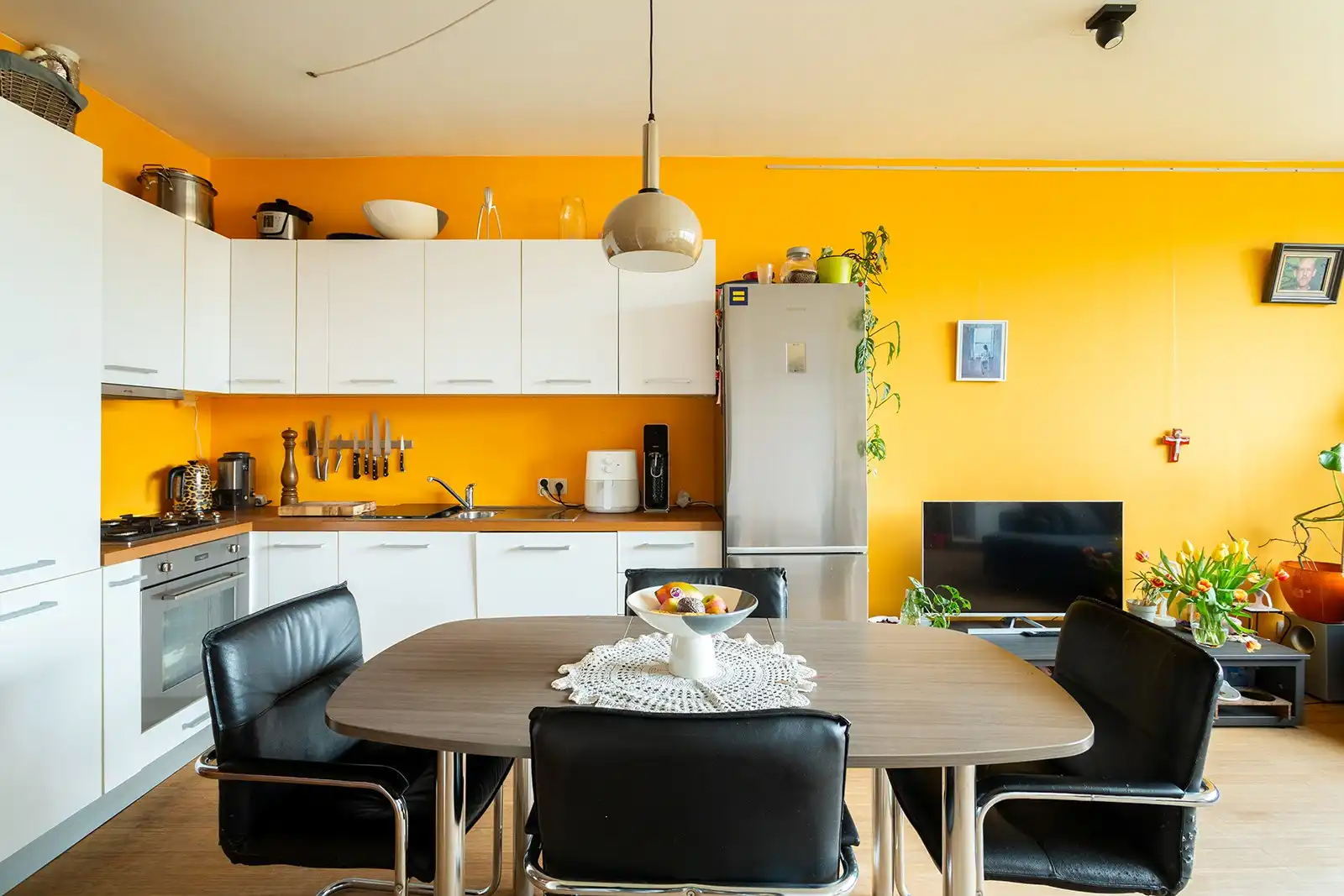 Lichtrijk appartement met terras vlak bij centrum foto 9