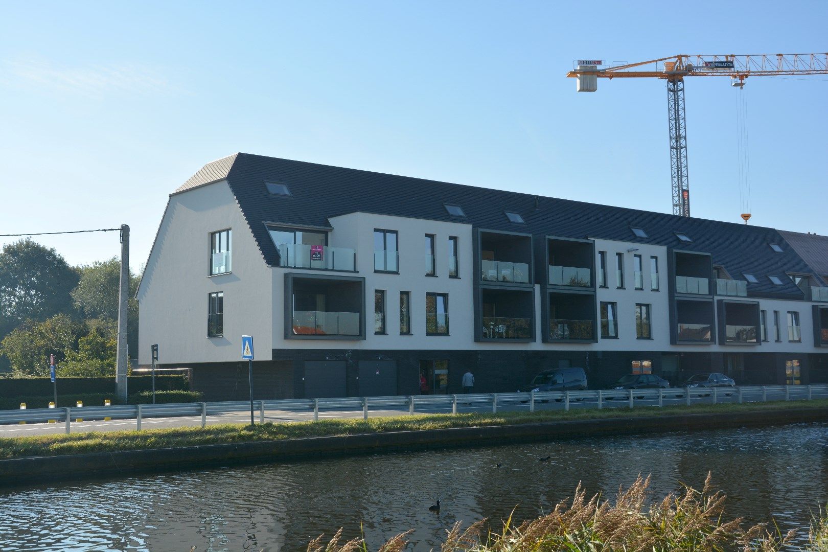 Ruim appartement met 3 slaapkamers en dubbele garagebox foto {{pictureIndex}}