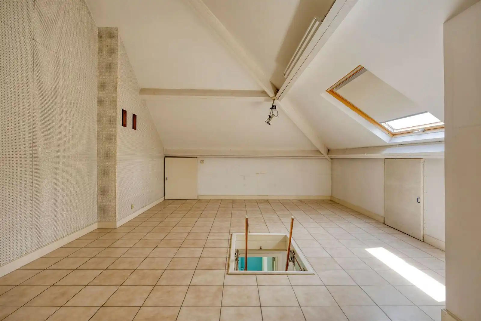 Ruime 3-gevelwoning met 4 à 5 slaapkamers, grote garage en dubbele straattoegang foto 25