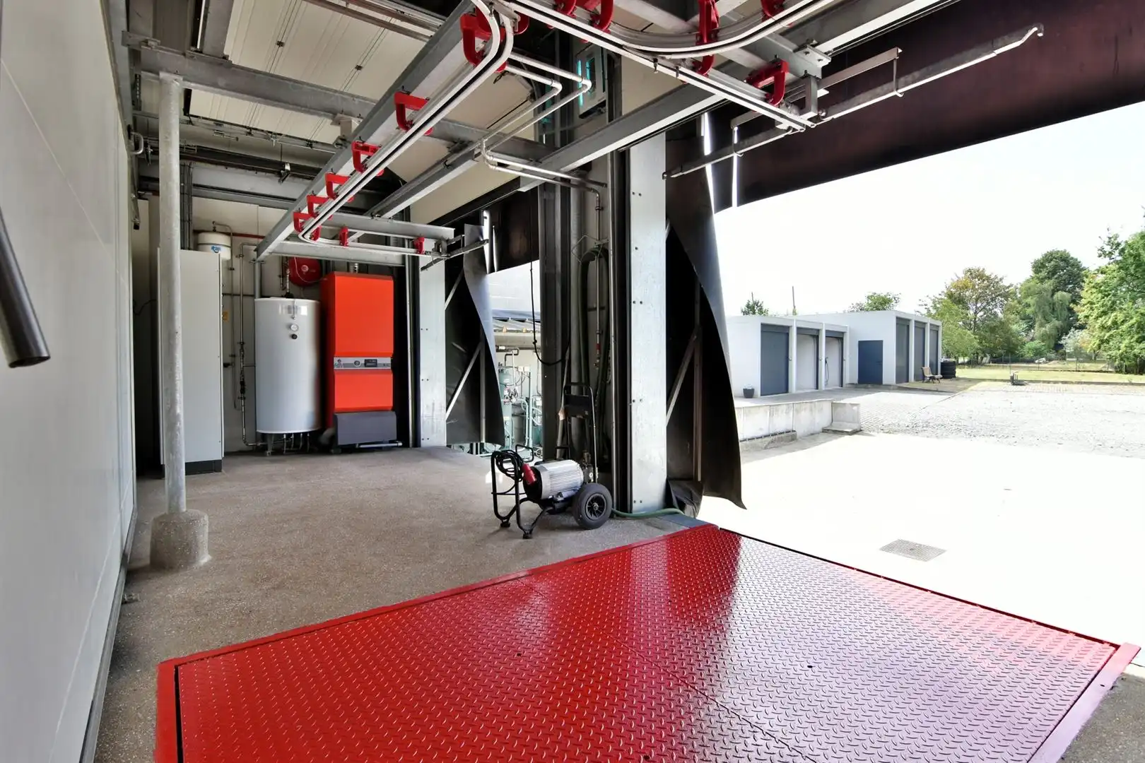 Veelzijdig industrieel pand van met laadkades, koel- en vriesruimtes foto 6