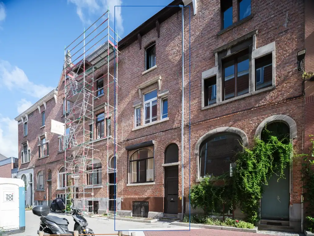 Unieke renovatieopportuniteit op 50 meter van Portus Ganda foto {{pictureIndex}}