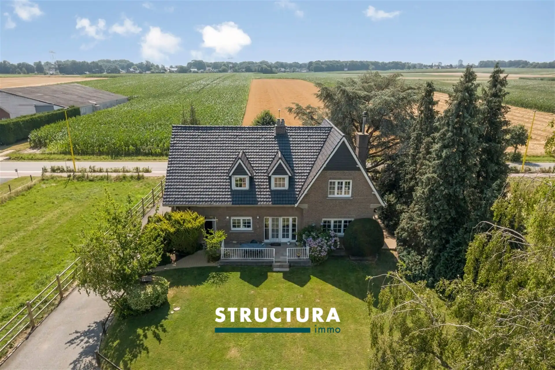 Villa met grote loods, omgeven door groen  foto 38