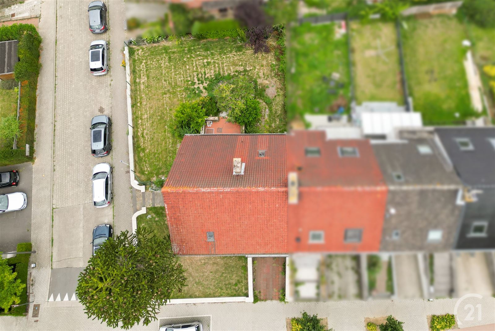 Karaktervolle driegevel villa met grote garage foto 28