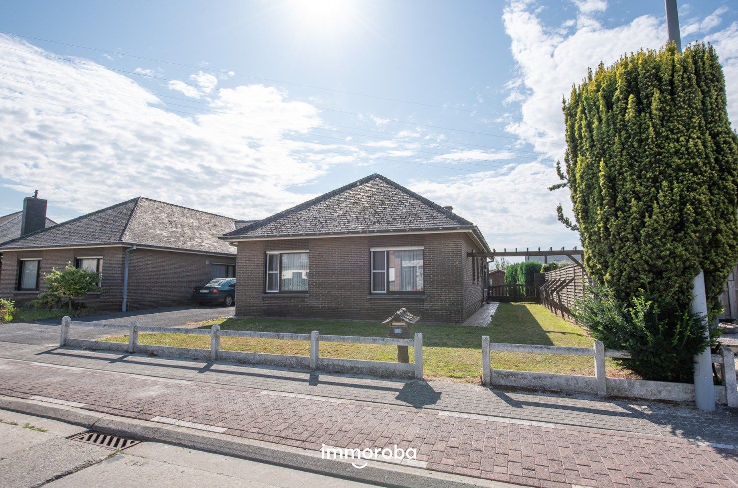 Hoofdfoto van de publicatie: Halfopen woning op 860 m² met zuidgerichte tuin TE KOOP in Sint-Eloois-Vijve!!