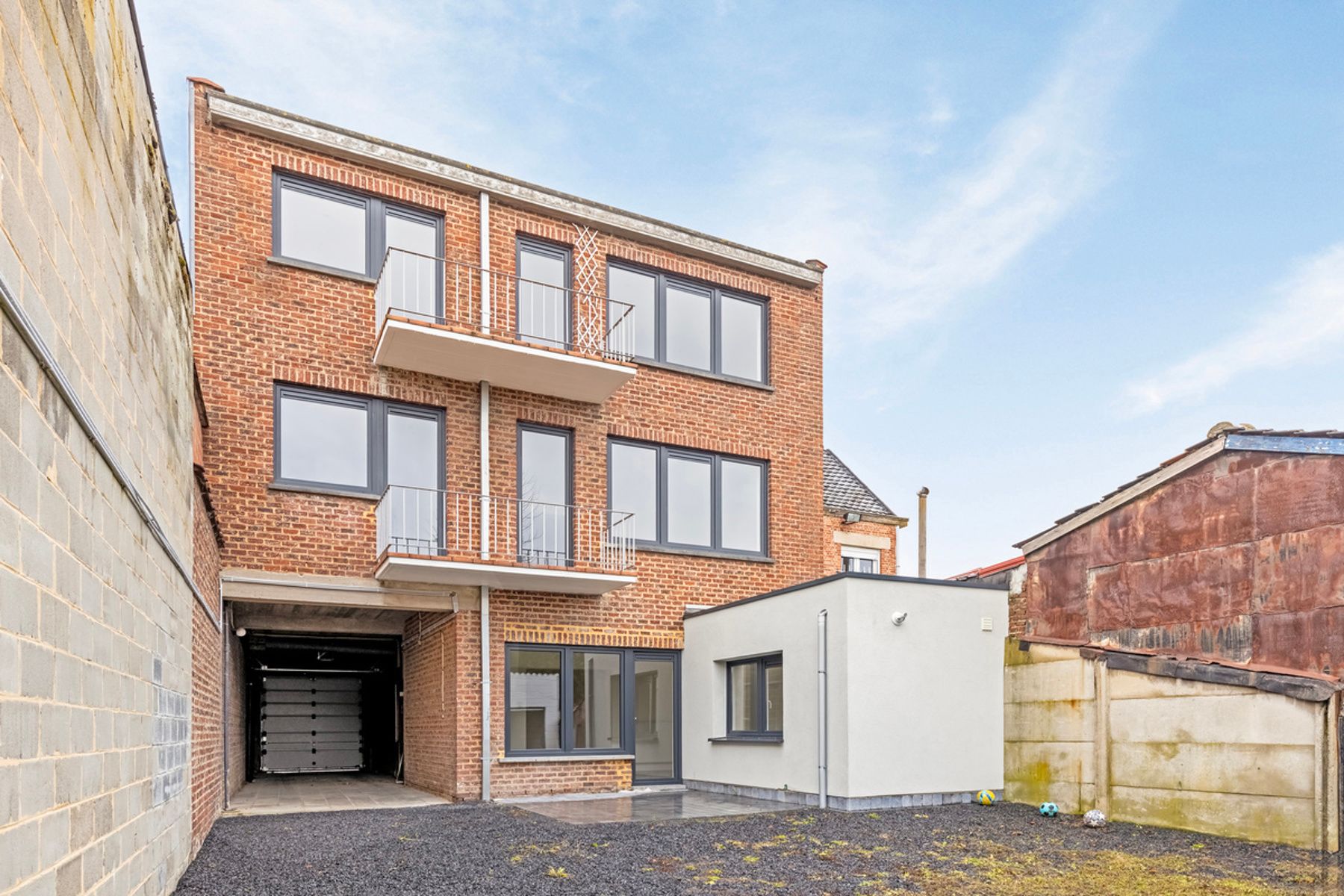 Gerenoveerd appartement met één slaapkamer, terras en garage foto 21