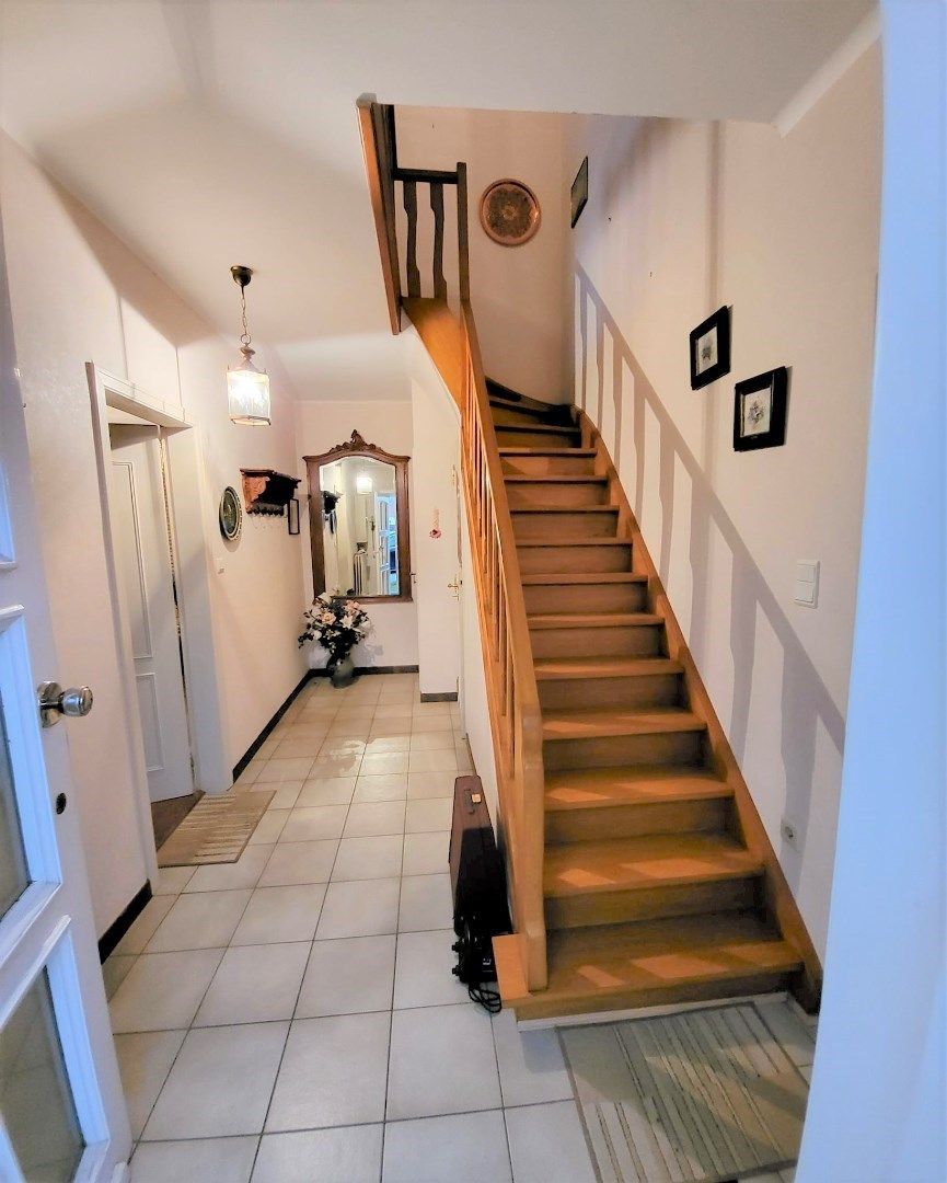 Halfopen bebouwing met garage en schitterende tuin. foto 6