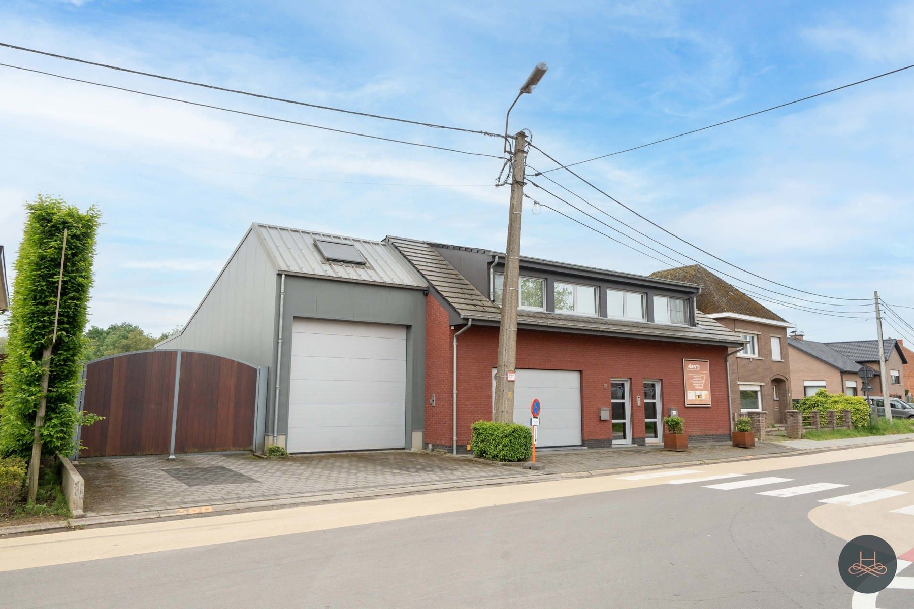 Ruim appartement met grote garage foto 23