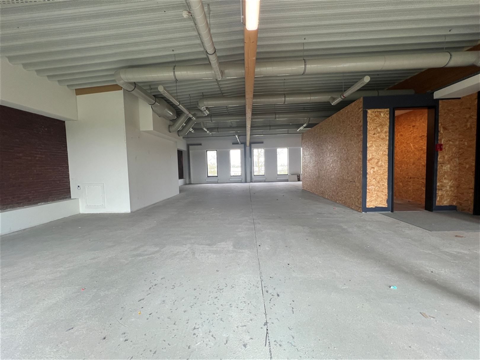 Instapklare kantoren in Zele met ruime parking foto 20