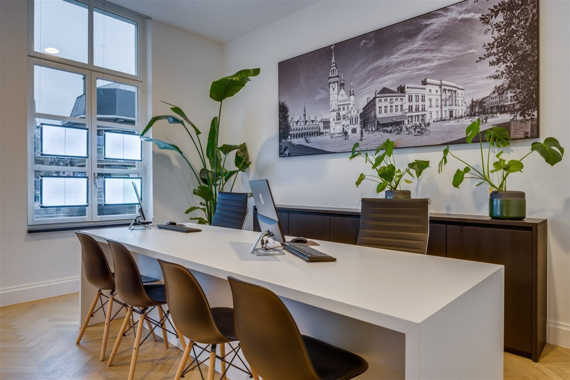 Representatief kantoor- of handelspand op topligging aan het Keizersplein in Aalst foto 3