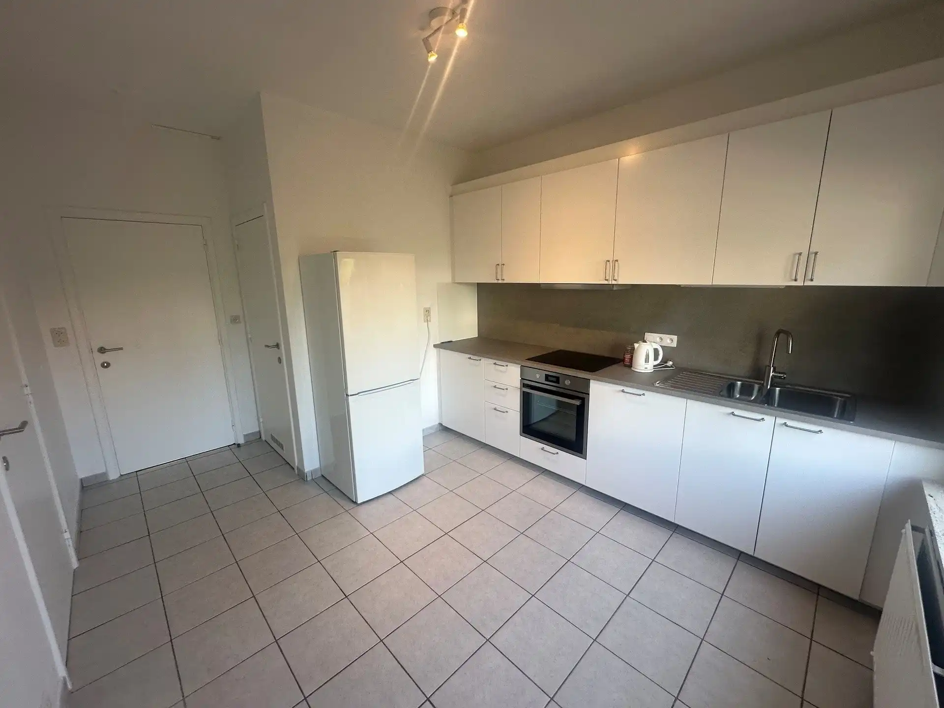 Ruime gezinswoning met 4 slaapkamers, garage en tuin. foto 3
