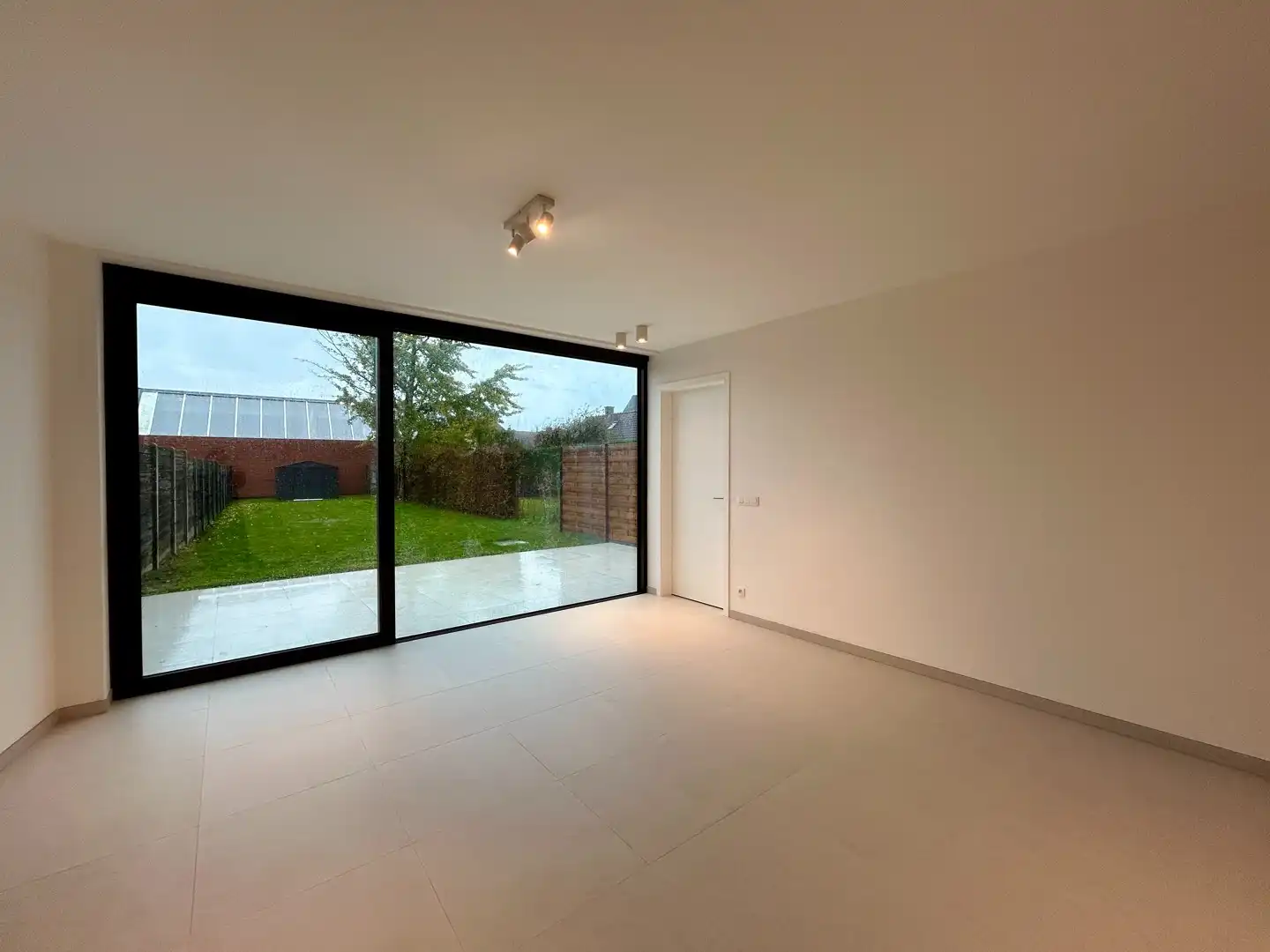 Instapklaar 2-slaapkamer appartement met tuin nabij centrum Tielt! foto 3