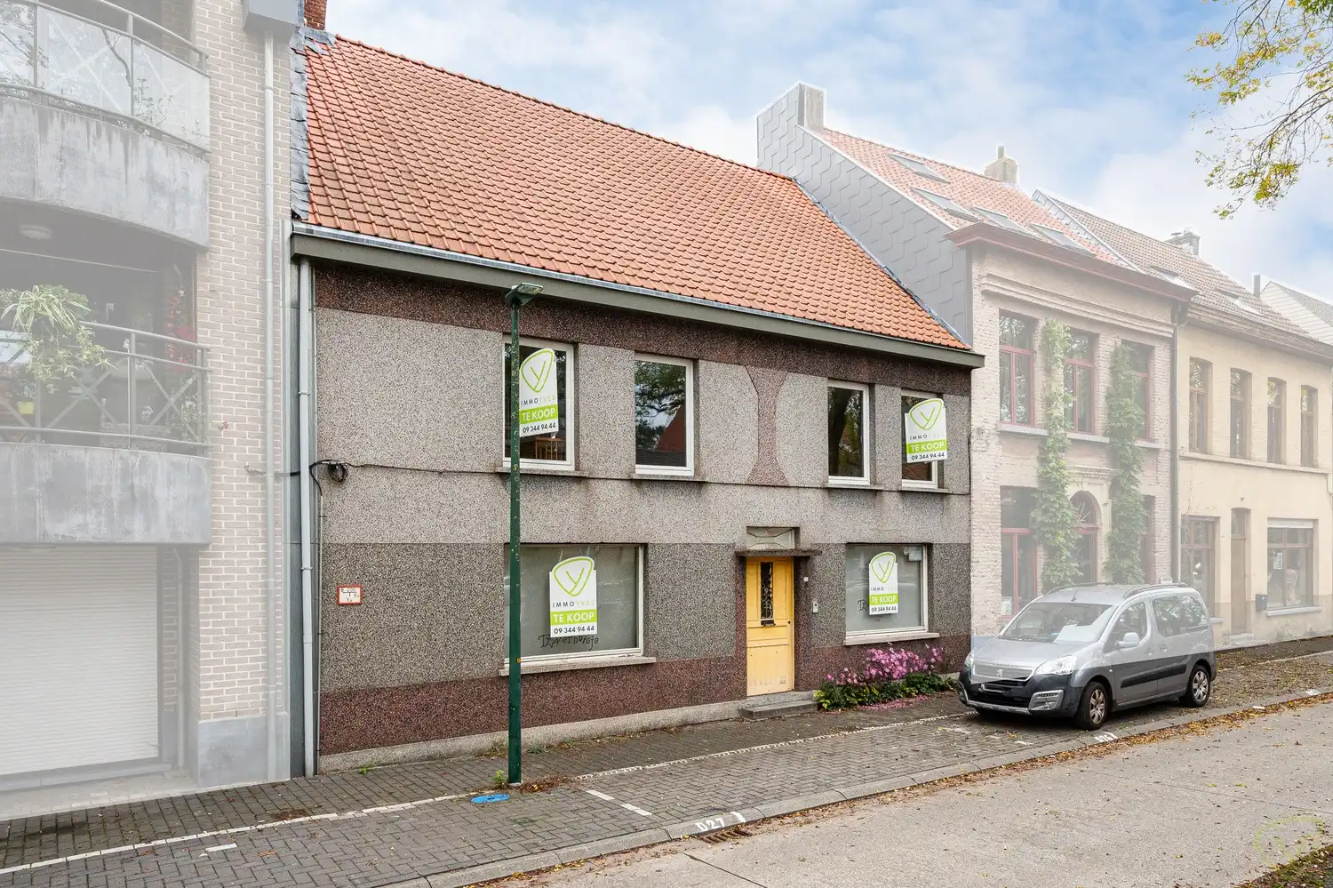 Statige woning met ruime tuin in het centrum van Kaprijke foto {{pictureIndex}}