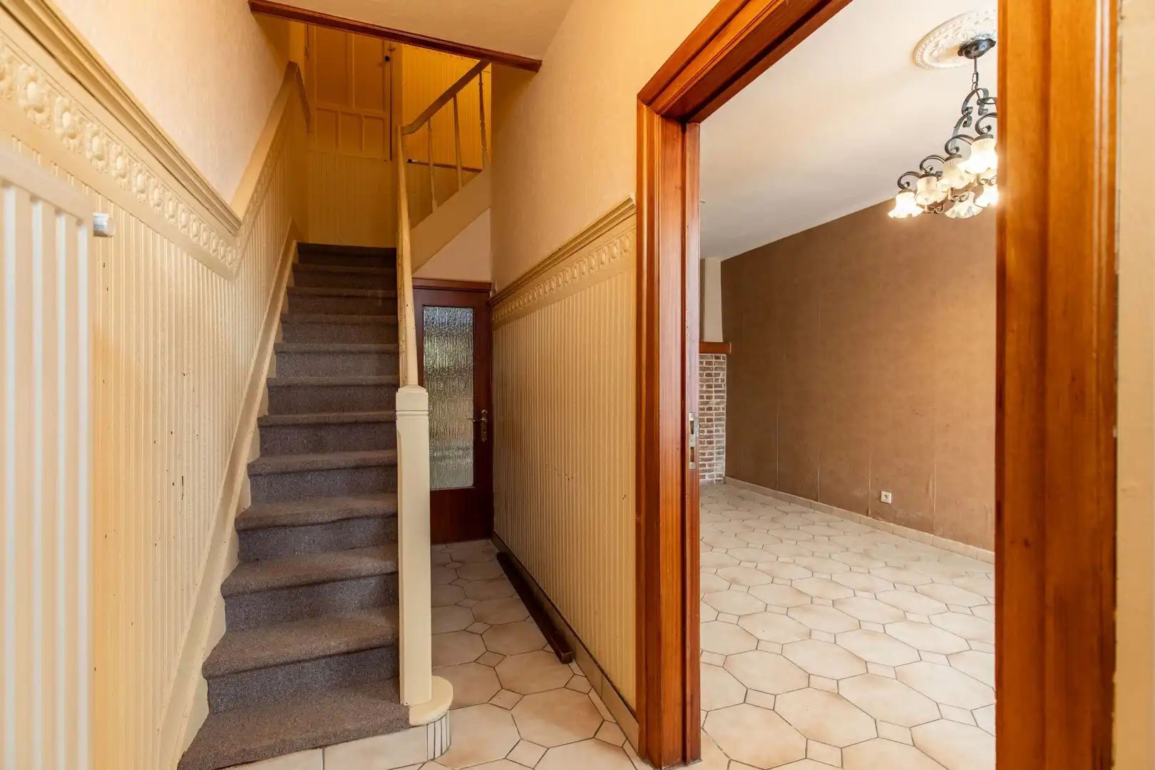 Op te frissen rijwoning in het centrum foto 3