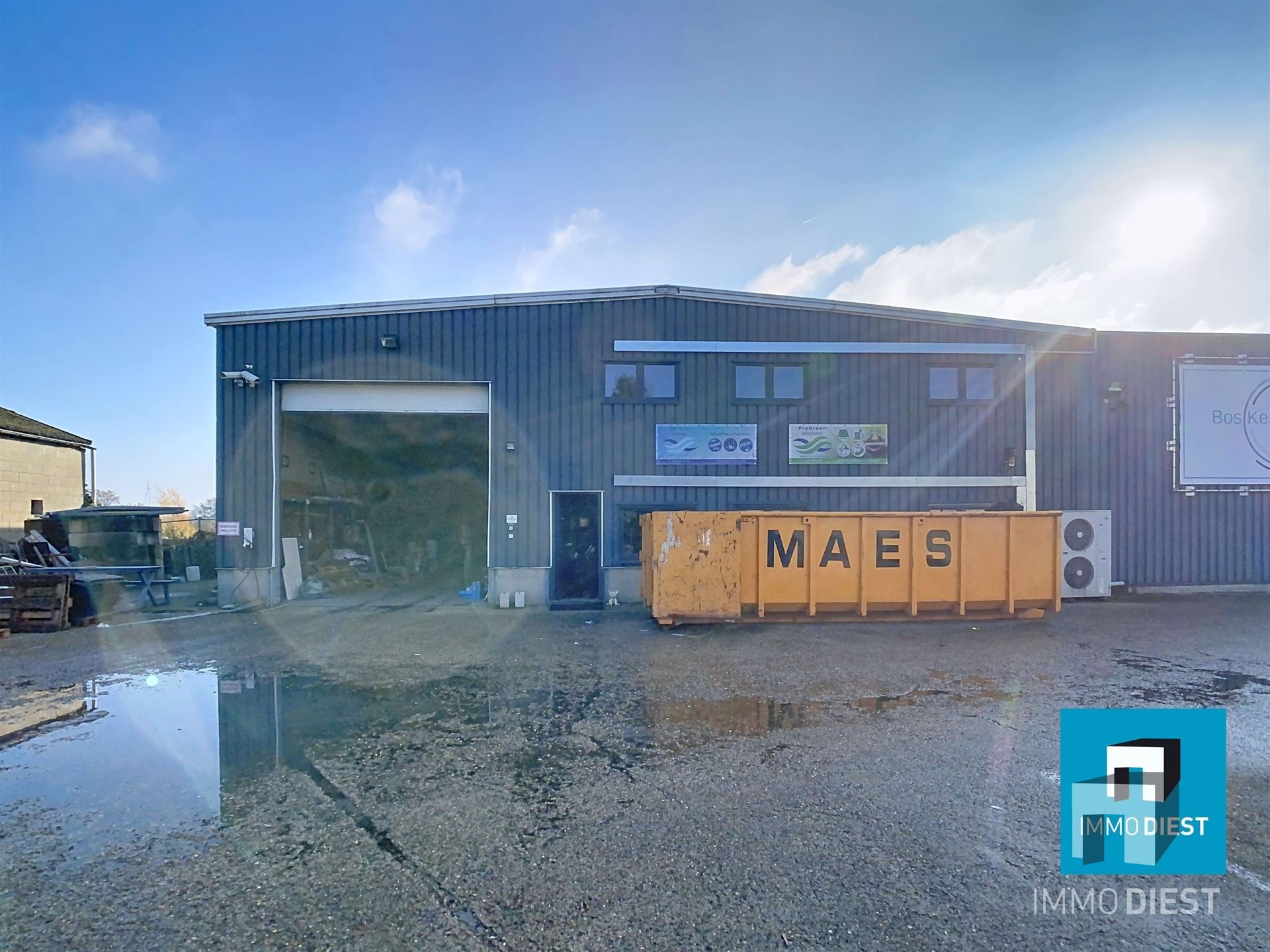 Industrieel gebouw met magazijnen en burelen foto {{pictureIndex}}