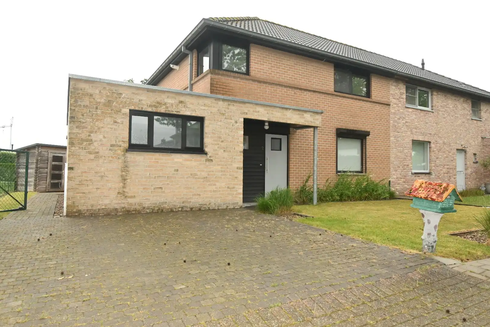 Ruime halfopen woning met parkeerplaats en tuin  foto 2