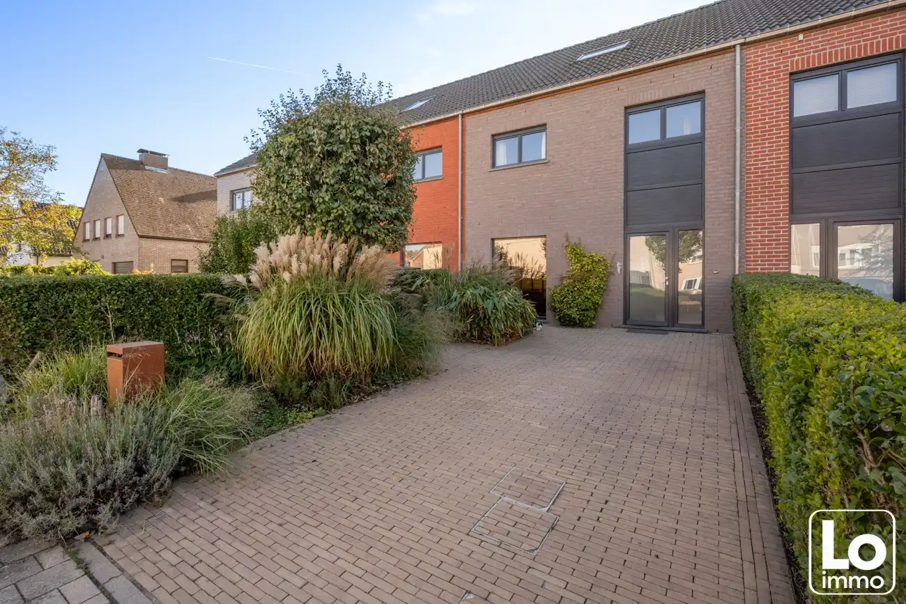 Recente gezinswoning met 3 slaapkamers en mooie zuidwest gerichte tuin foto {{pictureIndex}}