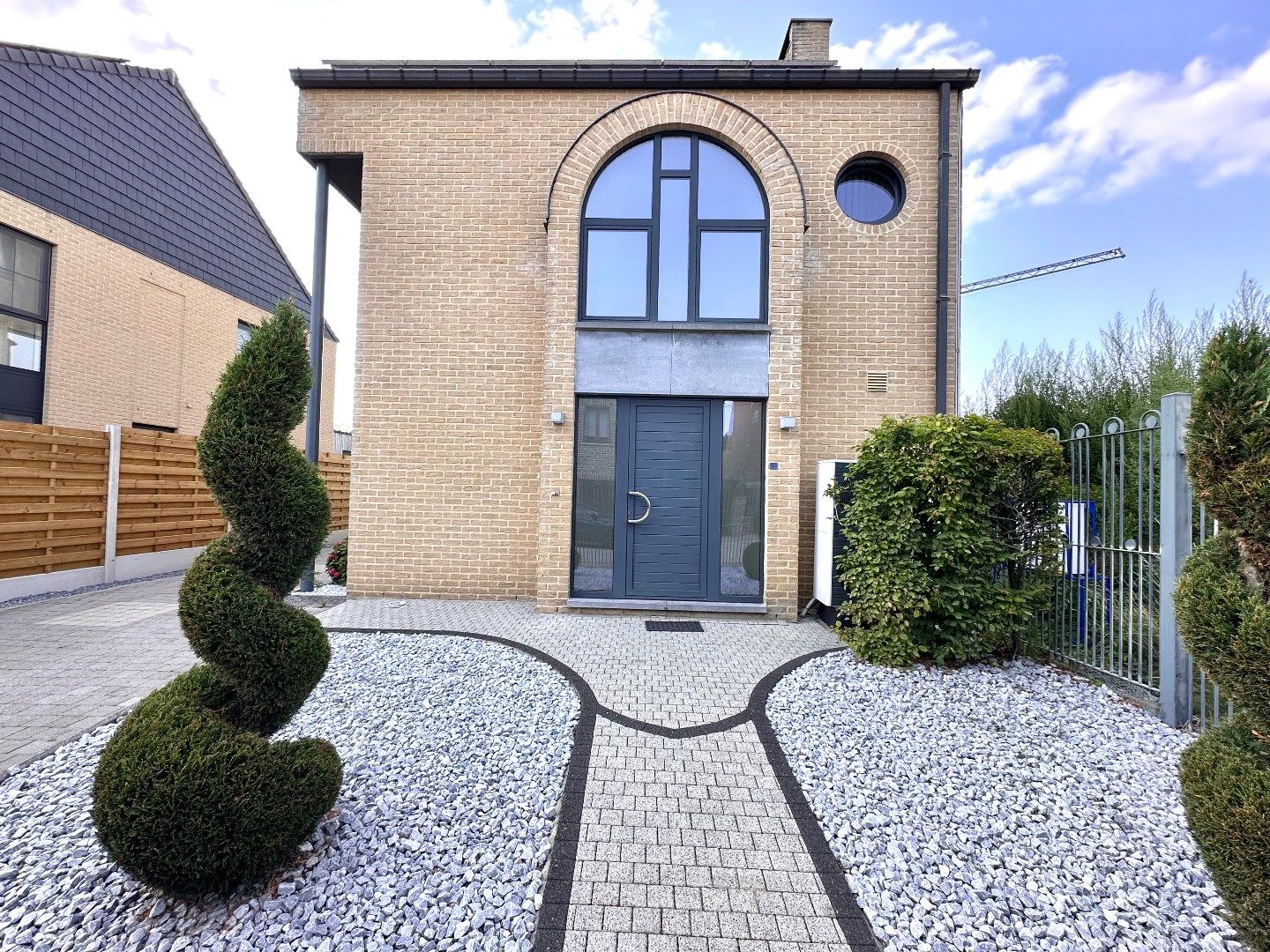 Zeer ruime, moderne gezinswoning op toplocatie in Tongeren foto {{pictureIndex}}