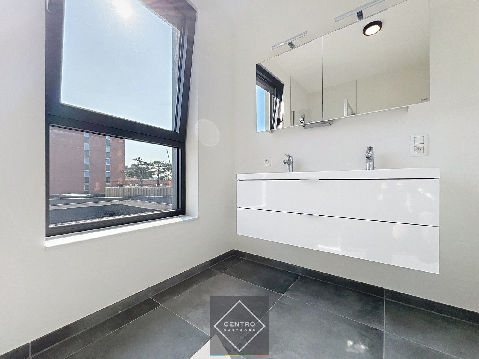 Penthouse (100m²) met RUIME terrassen (33m²) in kleinschalig project pal in het CENTRUM van Kortrijk ! Aankoop aan 6% BTW  mogelijk! foto 19