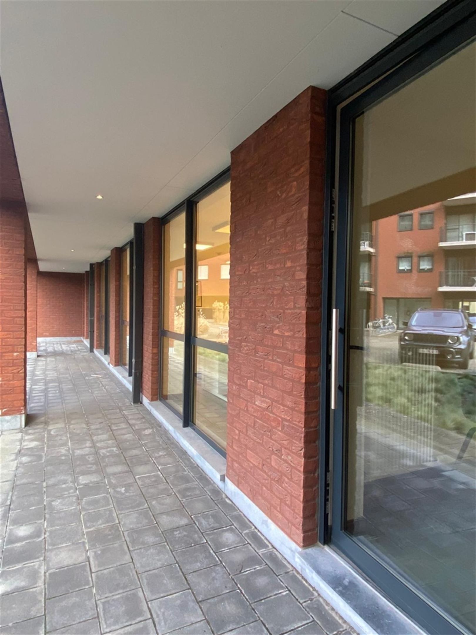 Modern gelijkvloers kantoor te koop op de Antwerpsestraat foto 8
