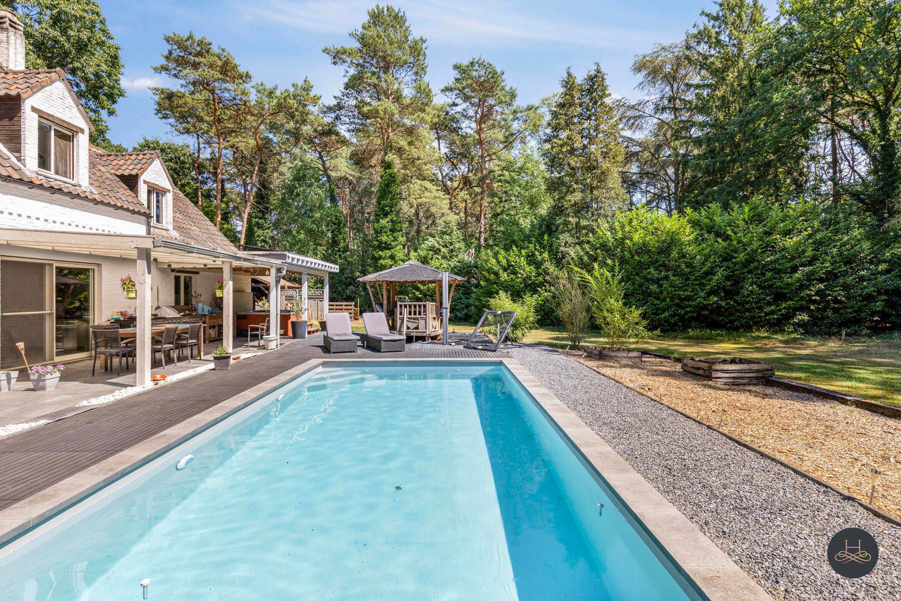 Unieke gerenoveerde villa in het groen met prachtig zwembad foto 4
