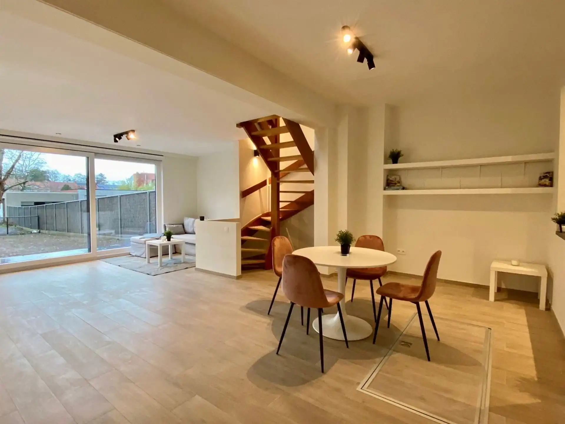 Ruime pal in het centrum gelegen woning met 4 slk, tuin en zonnepanelen! foto 6