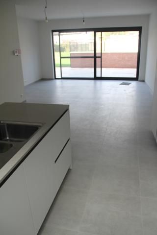 Energiezuinig (E48) gelijkvloers appartement, Kerkplein 4, midden in het centrum van Kortessem en voorzien van alle modern komfort: lift naar de garage, cv op aardgas, aluminium ramen met dubbel glas, ingerichte keuken met keramische kookplaat, vaatwasser, oven en koelkast. Berging, apart toilet, 3 slaapkamers, badkamer met inloopdouche en dubbele wastafel, ruim zuid-westelijk georiënteerd terras + kleine privé tuin aan de achterkant, dubbele garagestandplaats, kelderberging. Het appartement is  foto 7