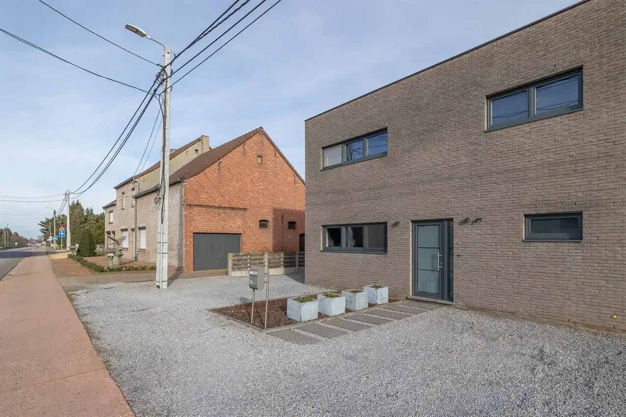 E28 | 2016/ Zonnepanelen | 3 slaapkamers | Grote tuin | Aparte garage | Nabij E314 en groen foto 3