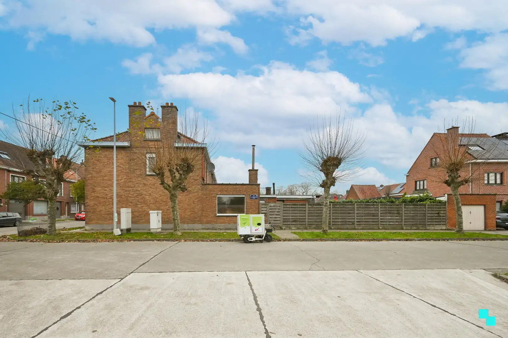 Halfopen bebouwing met garage nabij centrum Izegem foto 3