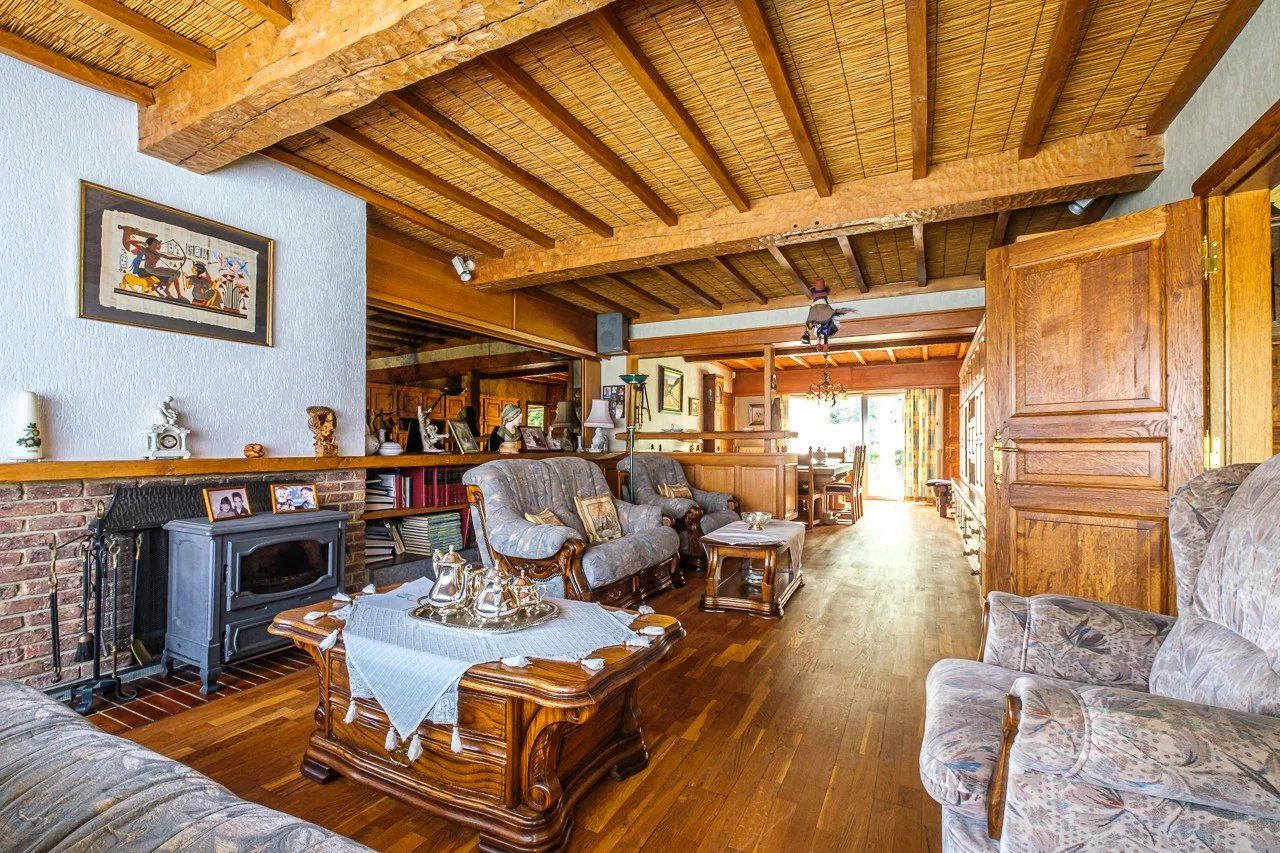 Ruime, op te knappen villa met handelsruimte foto 6