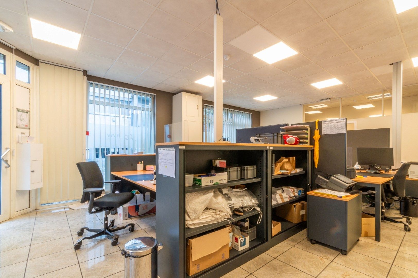 Recent en lichtrijk handels-/kantoorgelijkvloers ! foto 7