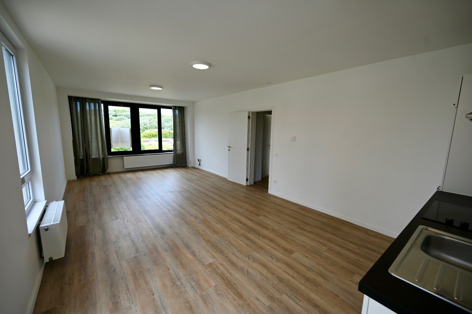 LICHTRIJK INSTAPKLAAR APPARTEMENT MET DUINENZICHT EN MOGELIJKHEID GARAGE foto 3