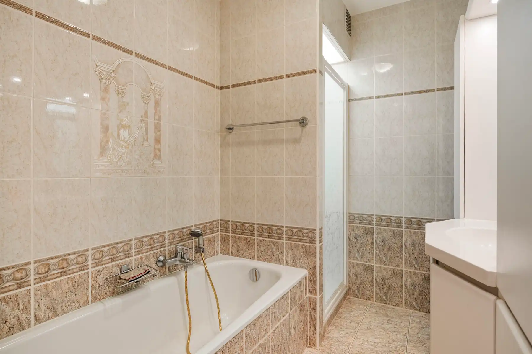 Instapklaar appartement met 2 slaapkamers en garage! foto 12