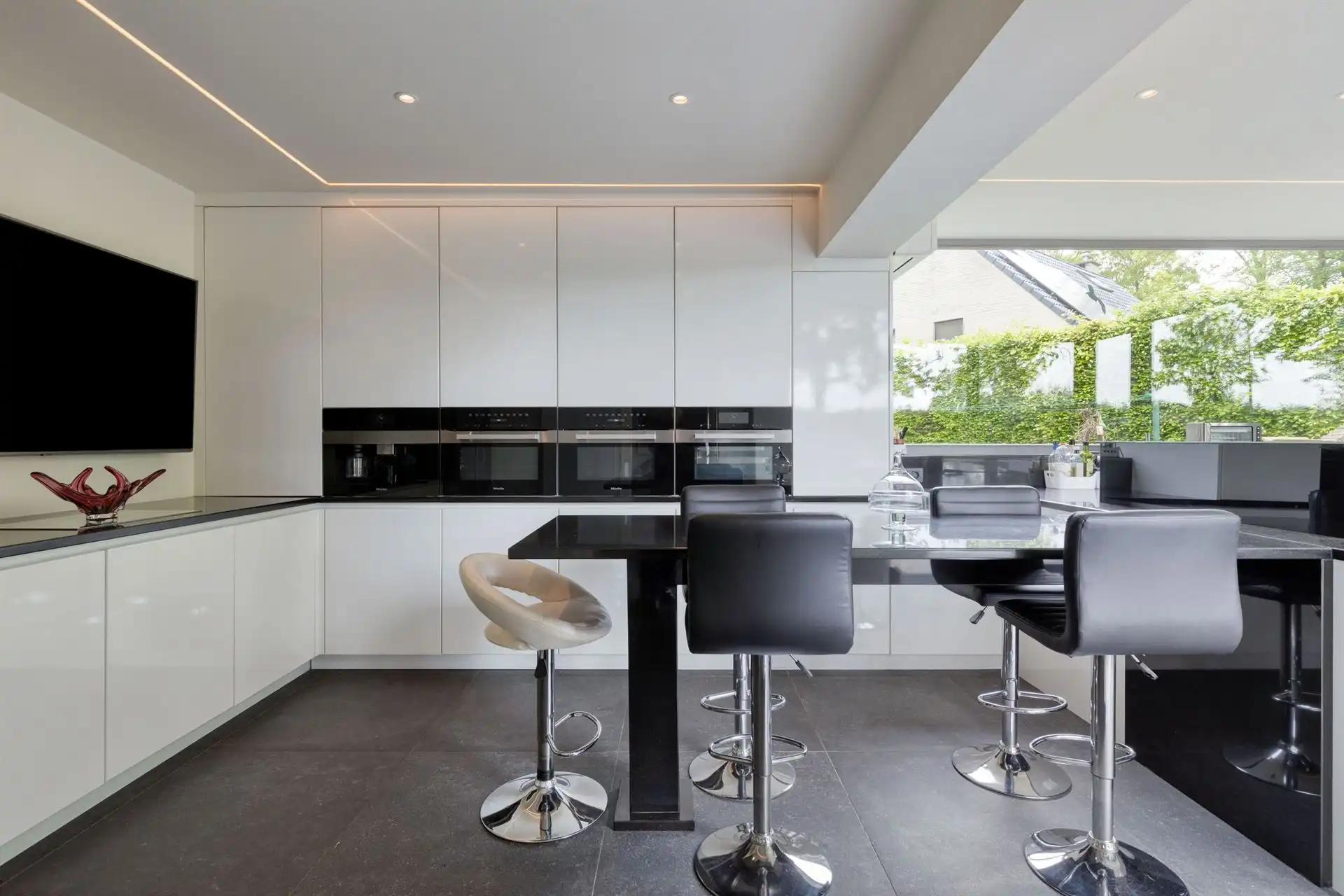 Open bebouwing met 5 (mog. 7) slaapkamers, tuin en garage foto 7