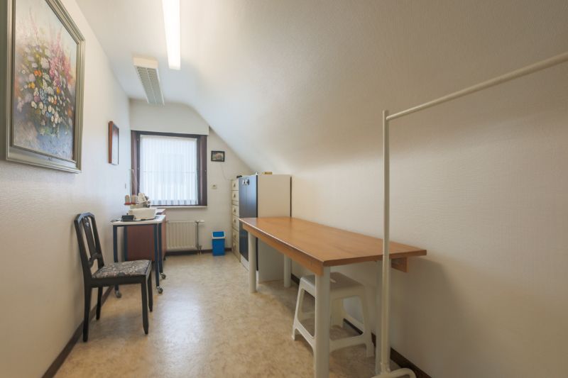 Topligging, Hoog Kortrijk! Te moderniseren alleenstaande woning met 4 slaapkamers, bureau, dubbele garage...ENERGIELABEL C foto 15