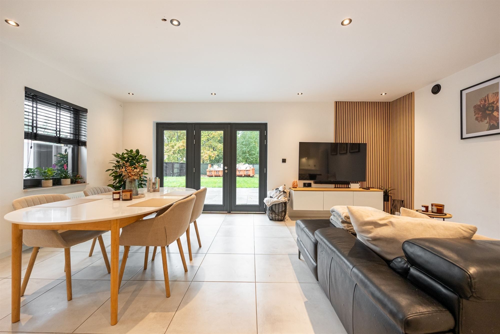 Ruime moderne woning met royale tuin  foto 2