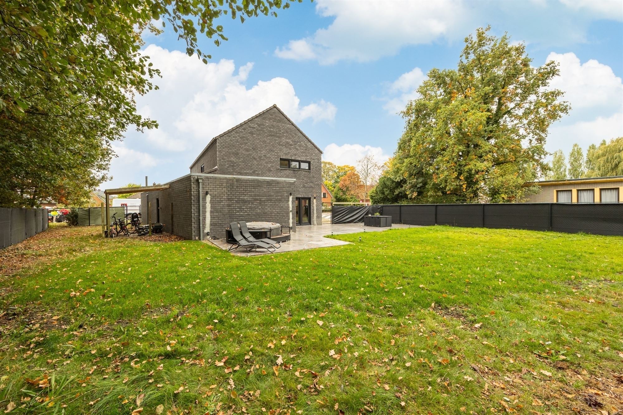 Ruime moderne woning met royale tuin  foto 2