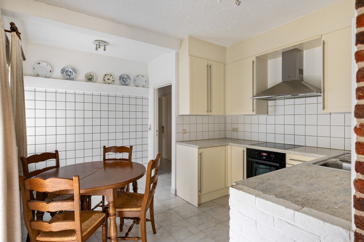 Deze woning is gelegen in een rustige omgeving en beschikt over bijzonder veel potentieel te Lier foto 7