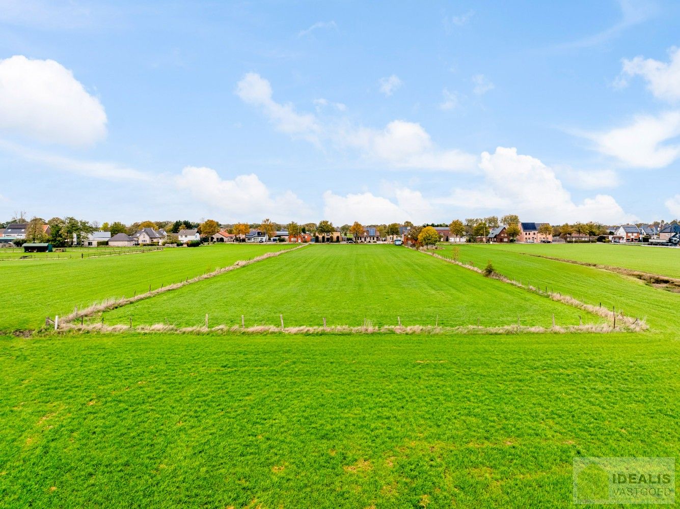 Prachtig perceel bouwgrond voor halfopen bebouwing met een totale oppervlakte van 6a 50ca met aangrenzend een perceel landbouwgrond van 93a 50ca, in totaal maar liefst 1ha! Het betreft een landelijk gelegen kavel in het rustige Wauberg (Peer). De kavel wordt gekenmerkt door haar prachtige vergezichten aan de achterzijde van het perceel. Tevens is de grond centraal gelegen t.o.v. het centrum van Peer, Meeuwen (Oudsbergen) en Houthalen-Helchteren en kan men vlot gebruik maken van de Noord-Zuidverbinding (A24). foto 7