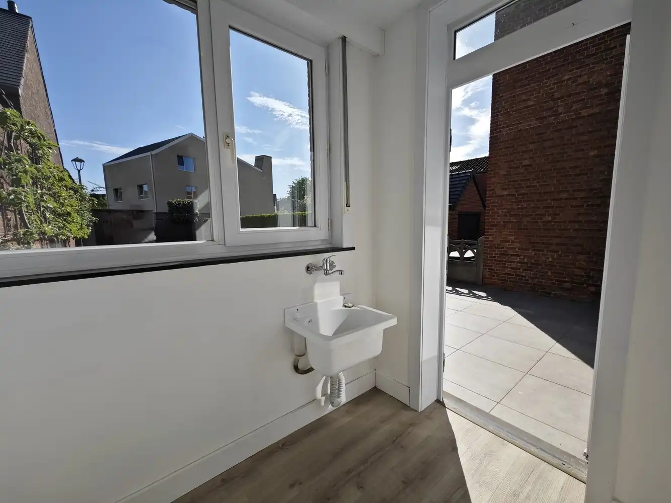 Volledig gerenoveerde stadswoning met 3 slpks en voll. aangelegde tuin foto 8