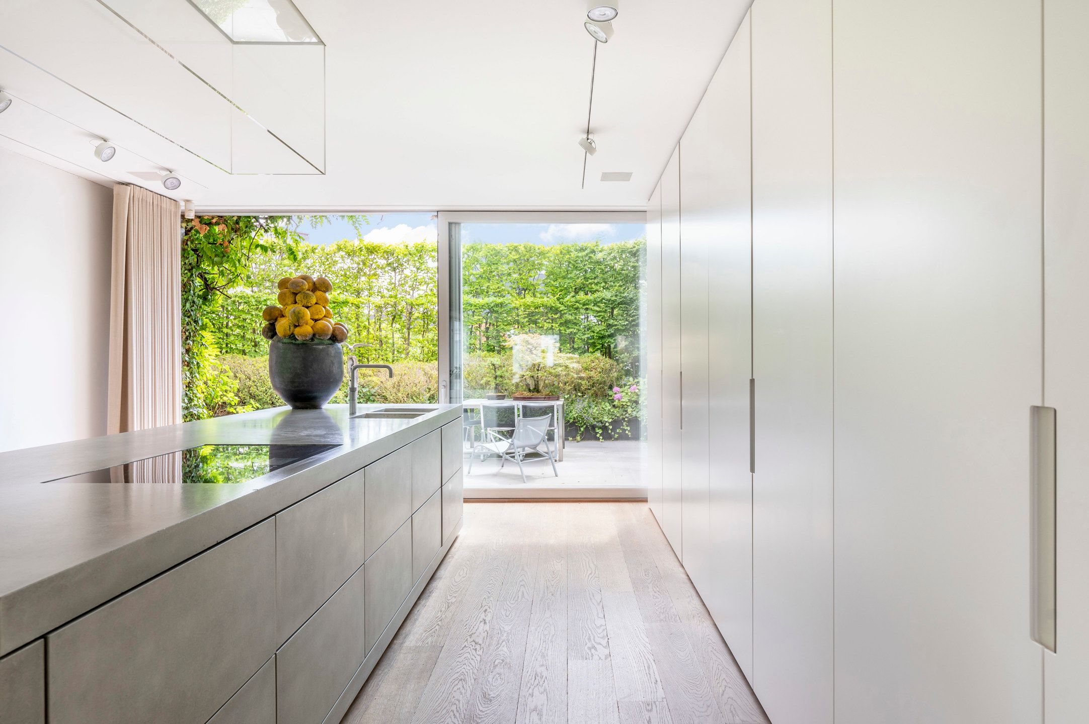 ANTWERPEN-ZURENBORG -  Luxe appartement met zwembad, sauna en tuin foto {{pictureIndex}}