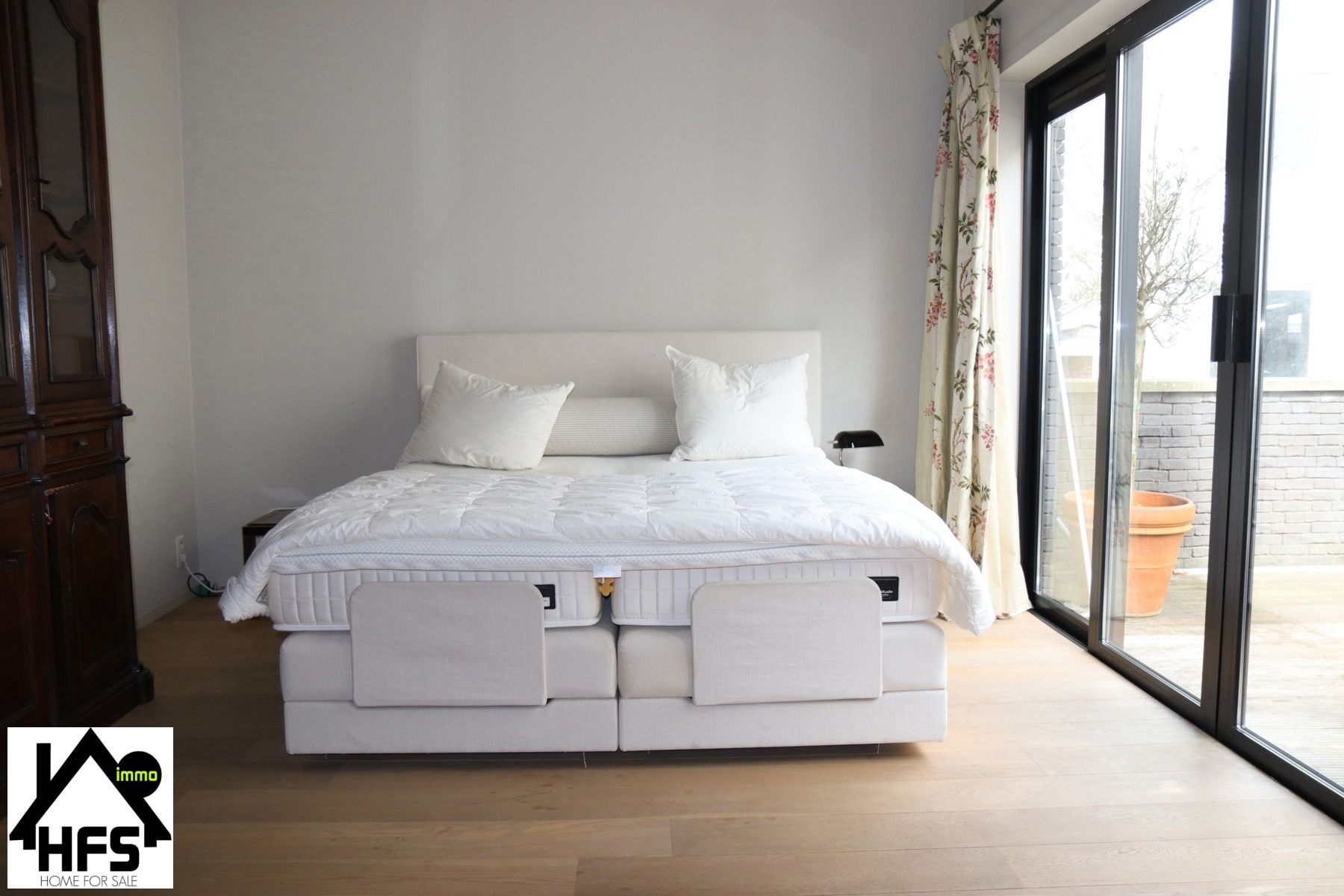 App op topligging op de Ijzerenleen met zicht op de historische gebouwen en Sint Rombouts toren foto 9