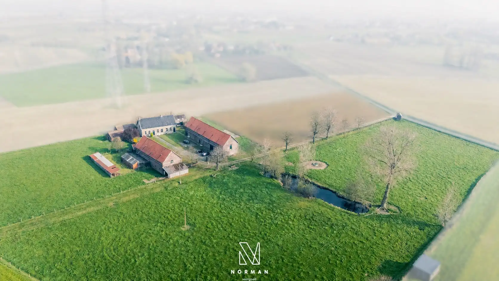 Unieke erfgoedhoeve met dreef, bijgebouwen en landelijke vergezichten foto 2